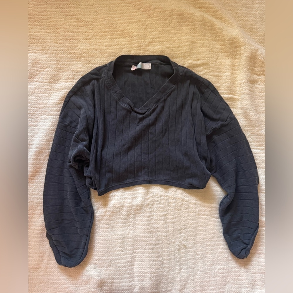 FP BEACH Cropped V-Neck Shirt